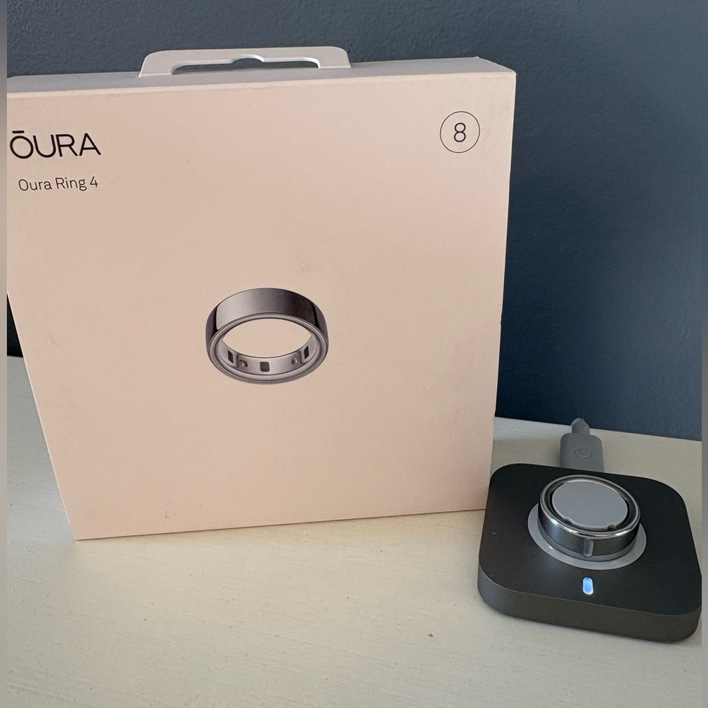 Oura Ring 4 with Charging Base in Metallic Gray